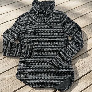 KAVU Women's Skylar shirt in a black and grey fair isle /tribal pattern Size S